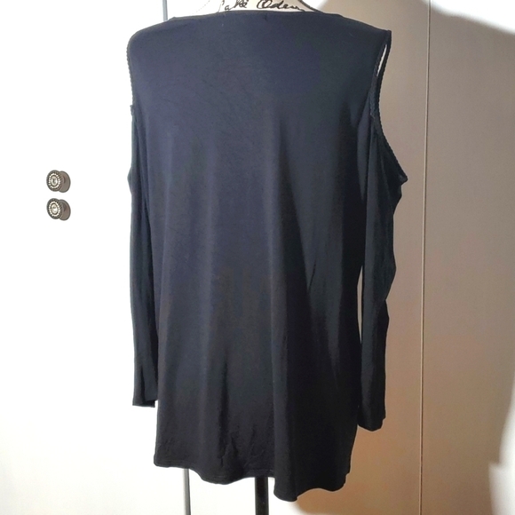 Kim & Cami- Women's Black Cold Shoulder Top Sz. 1X - Picture 3 of 4